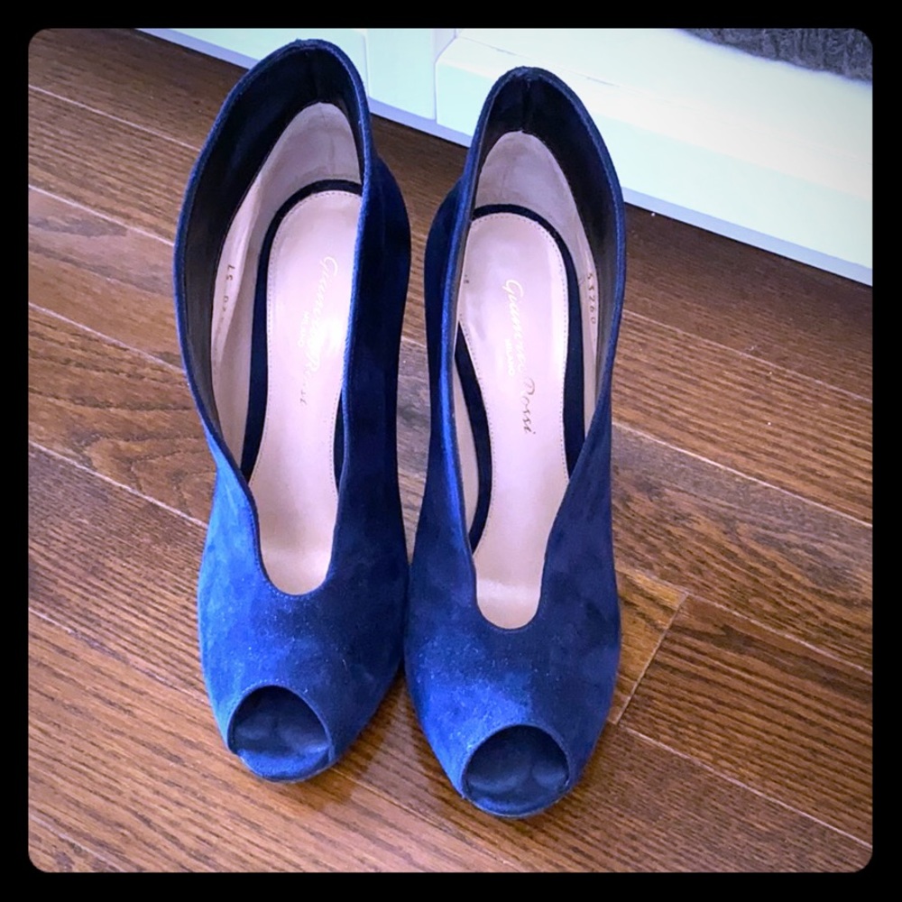 Gianvito Rossi gently worn navy blue pump